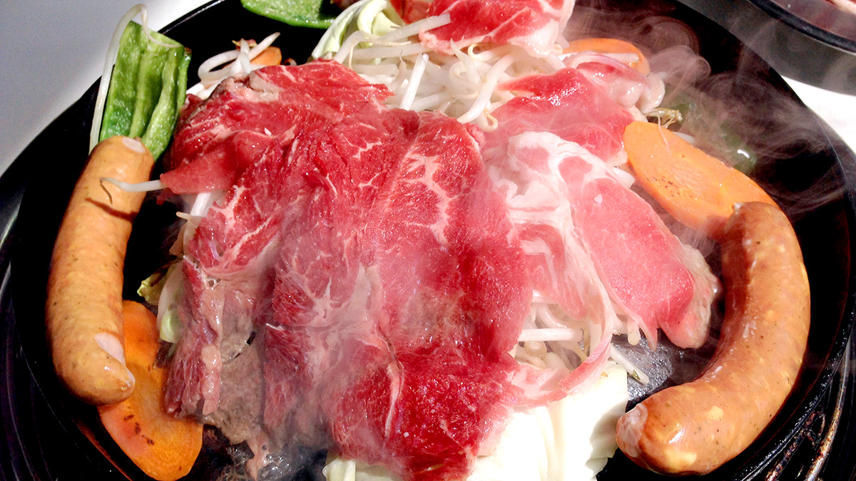 マザー牧場で蒸気の上がるジンギスカンを焼いているところ