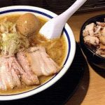 『ネコノカミ』天然無着色の木で作られた手彫りのネコ