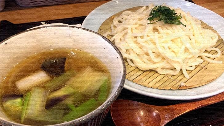 『湯島　春近』出汁の効いたつゆが旨い創作うどん「おざんざ」