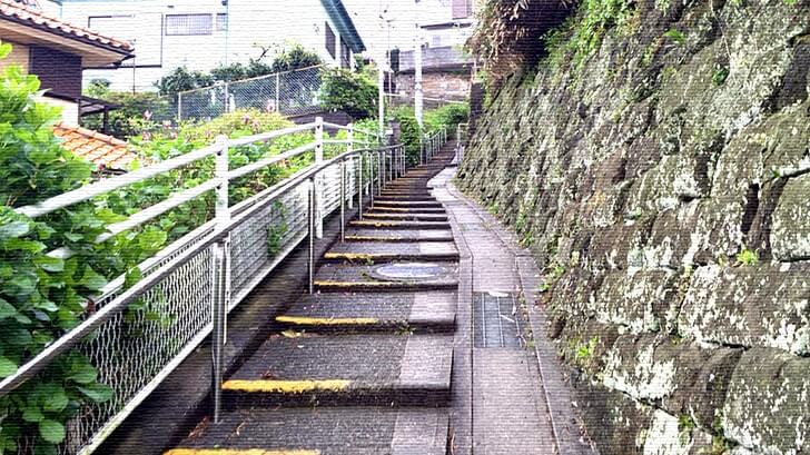 階段何段あるの？横須賀市汐入町の高台散策はまるで山登り！