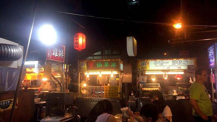 寧夏路夜市へ！台湾の夜市で魯肉飯に牛肉炒麺…地元飯！最高…