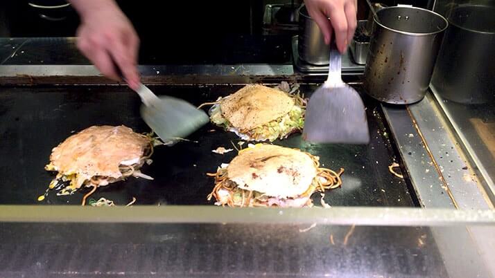 ぼてぢゅう発祥のモダン焼きと大阪月見焼きそばが旨い！（関西空港）