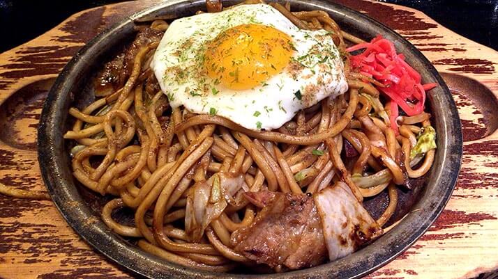 ぼてぢゅう発祥のモダン焼きと大阪月見焼きそばが旨い！（関西空港）