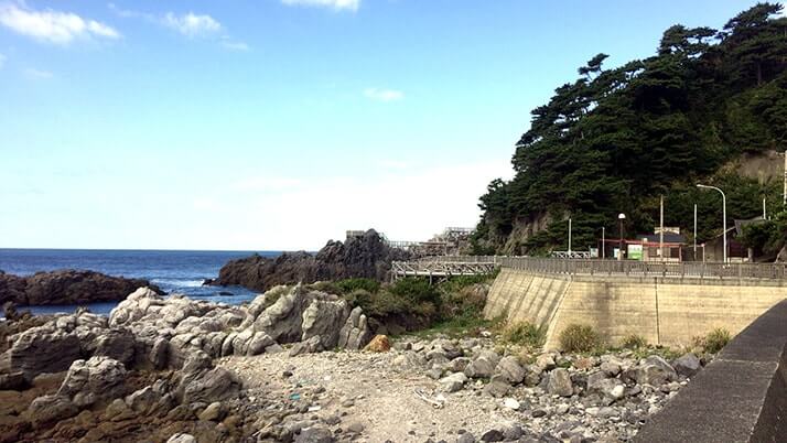 赤崎遊歩道｜神津島一押しの岸壁に設置された美しい木製遊歩道