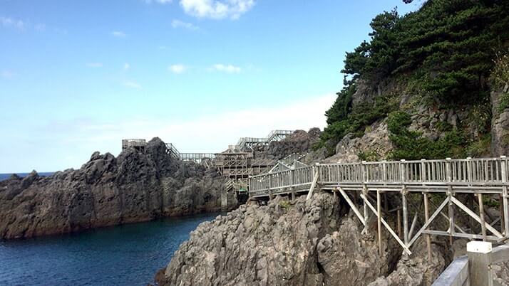 赤崎遊歩道|神津島一押しの岸壁に設置された美しい木製遊歩道