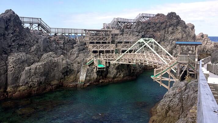 赤崎遊歩道｜神津島一押しの岸壁に設置された美しい木製遊歩道