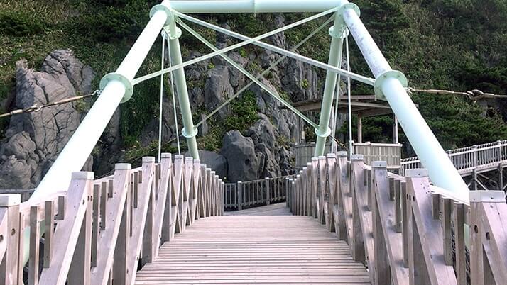 赤崎遊歩道｜神津島一押しの岸壁に設置された美しい木製遊歩道