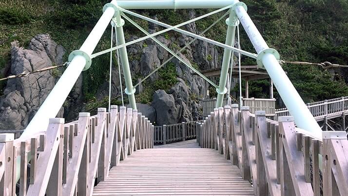 赤崎遊歩道|神津島一押しの岸壁に設置された美しい木製遊歩道
