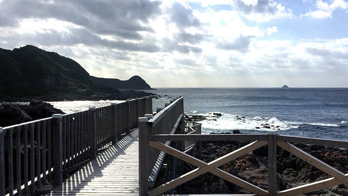 赤崎遊歩道|神津島一押しの岸壁に設置された美しい木製遊歩道