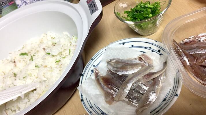 釣ったウルメイワシで手毬寿司に巻き寿司!刺身に天ぷらもつけたフルコース! 釣ったウルメイワシで手毬寿司に巻き寿司!刺身に天ぷらもつけたフルコース!
