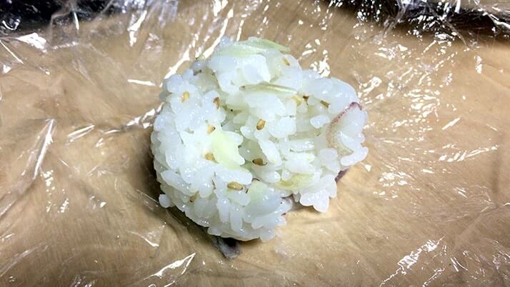 釣ったウルメイワシで手毬寿司に巻き寿司!刺身に天ぷらもつけたフルコース! 釣ったウルメイワシで手毬寿司に巻き寿司!刺身に天ぷらもつけたフルコース!