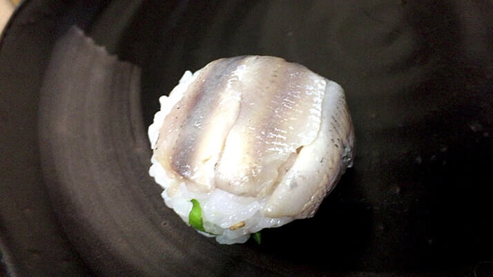 釣ったウルメイワシで手毬寿司に巻き寿司!刺身に天ぷらもつけたフルコース! 釣ったウルメイワシで手毬寿司に巻き寿司!刺身に天ぷらもつけたフルコース!