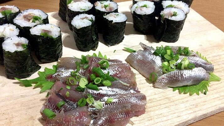 釣ったウルメイワシで手毬寿司に巻き寿司!刺身に天ぷらもつけたフルコース! 釣ったウルメイワシで手毬寿司に巻き寿司!刺身に天ぷらもつけたフルコース!