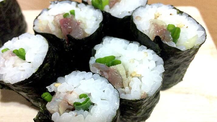 釣ったウルメイワシで手毬寿司に巻き寿司!刺身に天ぷらもつけたフルコース! 釣ったウルメイワシで手毬寿司に巻き寿司!刺身に天ぷらもつけたフルコース!