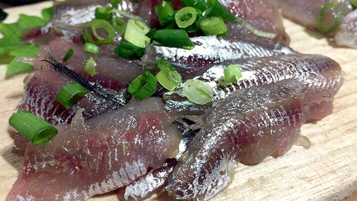 釣ったウルメイワシで手毬寿司に巻き寿司!刺身に天ぷらもつけたフルコース! 釣ったウルメイワシで手毬寿司に巻き寿司!刺身に天ぷらもつけたフルコース!