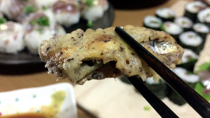 釣ったウルメイワシで手毬寿司に巻き寿司!刺身に天ぷらもつけたフルコース! 釣ったウルメイワシで手毬寿司に巻き寿司!刺身に天ぷらもつけたフルコース!