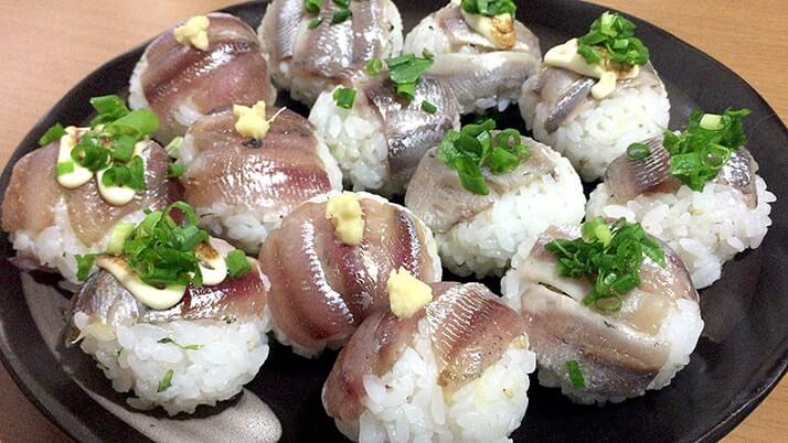 釣ったウルメイワシで手毬寿司に巻き寿司!刺身に天ぷらもつけたフルコース! 釣ったウルメイワシで手毬寿司に巻き寿司!刺身に天ぷらもつけたフルコース!