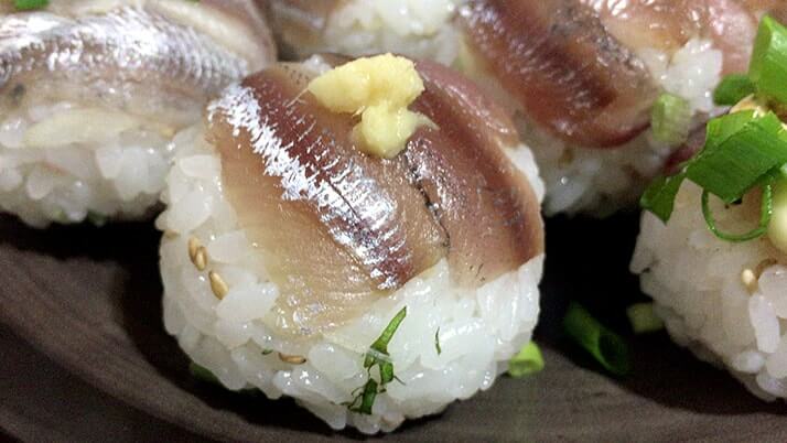 釣ったウルメイワシで手毬寿司に巻き寿司!刺身に天ぷらもつけたフルコース! 釣ったウルメイワシで手毬寿司に巻き寿司!刺身に天ぷらもつけたフルコース!