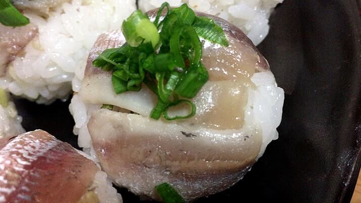 釣ったウルメイワシで手毬寿司に巻き寿司!刺身に天ぷらもつけたフルコース! 釣ったウルメイワシで手毬寿司に巻き寿司!刺身に天ぷらもつけたフルコース!