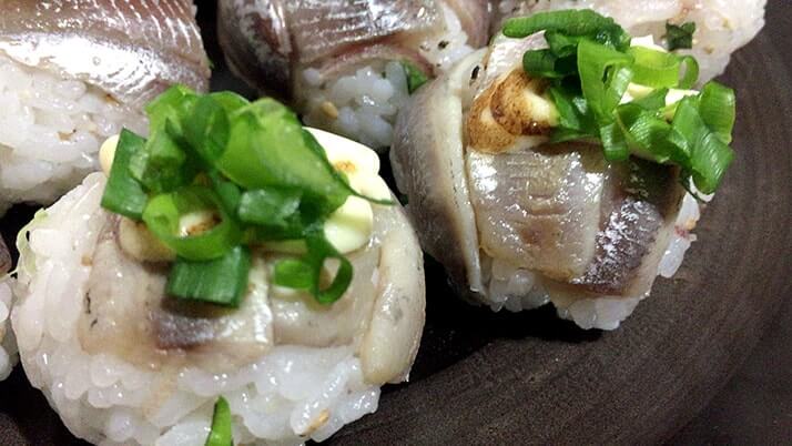 釣ったウルメイワシで手毬寿司に巻き寿司!刺身に天ぷらもつけたフルコース! 釣ったウルメイワシで手毬寿司に巻き寿司!刺身に天ぷらもつけたフルコース!
