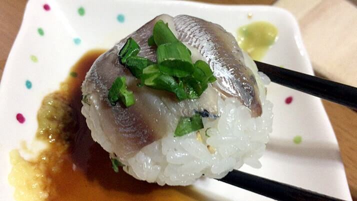 釣ったウルメイワシで手毬寿司に巻き寿司!刺身に天ぷらもつけたフルコース! 釣ったウルメイワシで手毬寿司に巻き寿司!刺身に天ぷらもつけたフルコース!