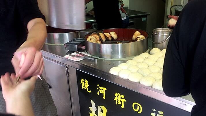 胡椒餅食べ比べ!有名店の胡椒餅を食べ比べてみた(福州世祖・蒸祖)【台湾旅行】