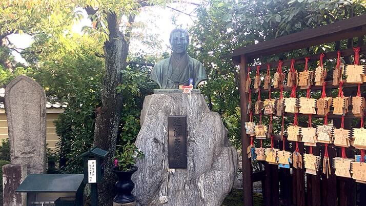 新選組ゆかりの寺「壬生寺」京都で新選組隊士の墓のある壬生塚へ