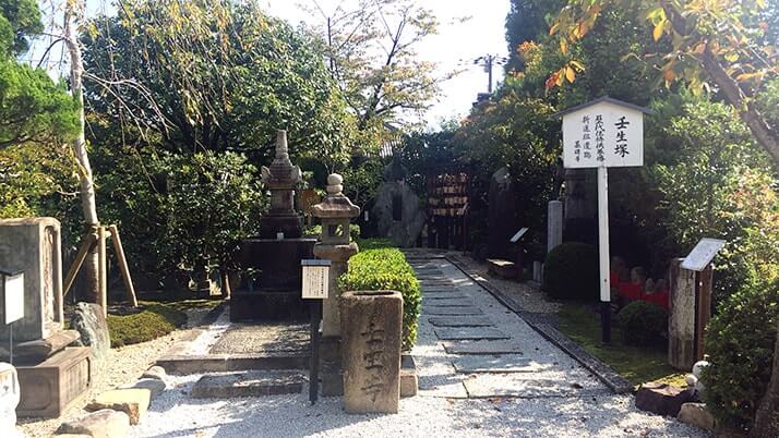 新選組ゆかりの寺「壬生寺」京都で新選組隊士の墓のある壬生塚へ