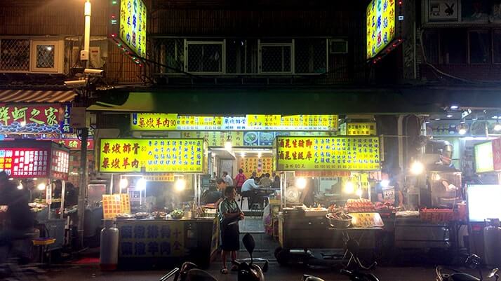 台北の艋舺夜市で大満足夜市メシ！魯肉飯に酸辣湯餃・貢丸湯・燙青菜【台湾旅行】