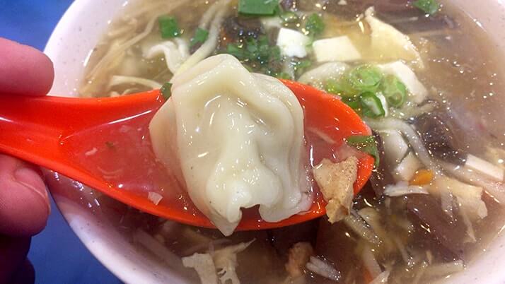 台北の艋舺夜市で大満足夜市メシ！魯肉飯に酸辣湯餃・貢丸湯・燙青菜【台湾旅行】