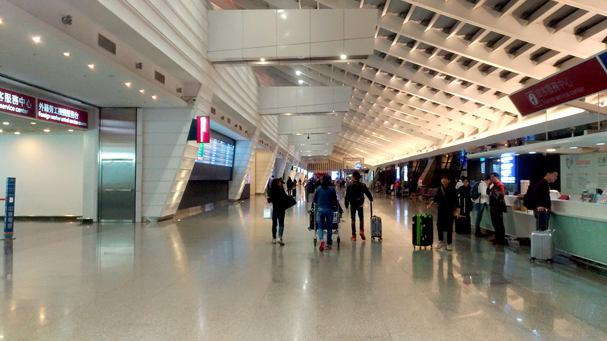 桃園国際空港第1ターミナルの出国後エリアと搭乗口へ向かう通路