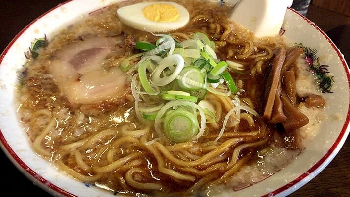 元楽総本店|蔵前のラーメン店で背脂たっぷり特製元らーめん