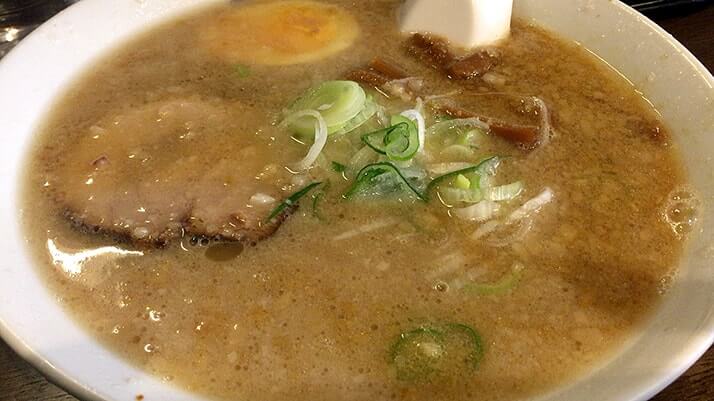 元楽総本店|蔵前のラーメン店で背脂たっぷり特製元らーめん
