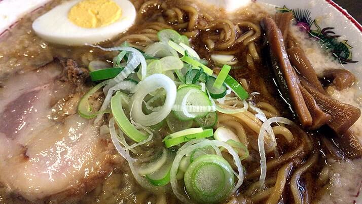 元楽総本店|蔵前のラーメン店で背脂たっぷり特製元らーめん