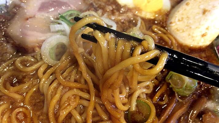 元楽総本店|蔵前のラーメン店で背脂たっぷり特製元らーめん