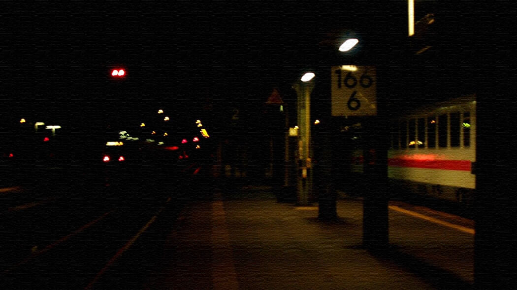 電車のホームで夜を明かす…ドイツの霧がかる町で過ごした長い夜