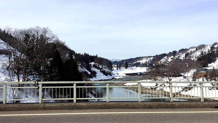 背の丈ほどの雪が残る津南町の信濃川沿いを散歩【新潟旅行】