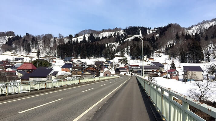 背の丈ほどの雪が残る津南町の信濃川沿いを散歩【新潟旅行】