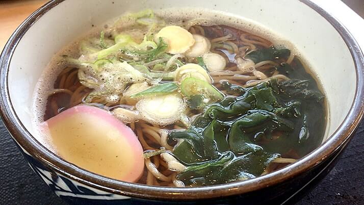 東名高速「鮎沢PA(下り)」の山小屋食堂で朝食かけそば