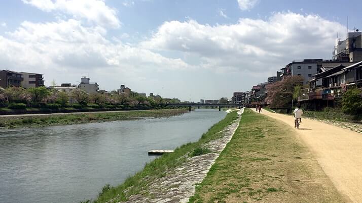 京都でレンタサイクル！えむじかで自転車を借りて鴨川沿いをサイクリング！