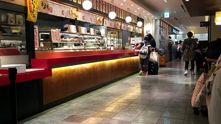 関西国際空港フードコートでの食事はやっぱり粉物！