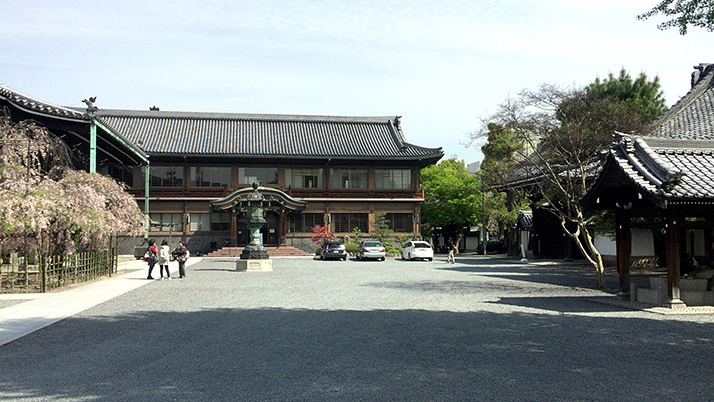 京都「本山佛光寺」境内にデザインストアがある古と新が融合する寺