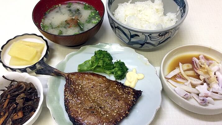 よしや食堂｜呼子朝市で朝食にアラカブの味噌汁定食！（佐賀旅行）