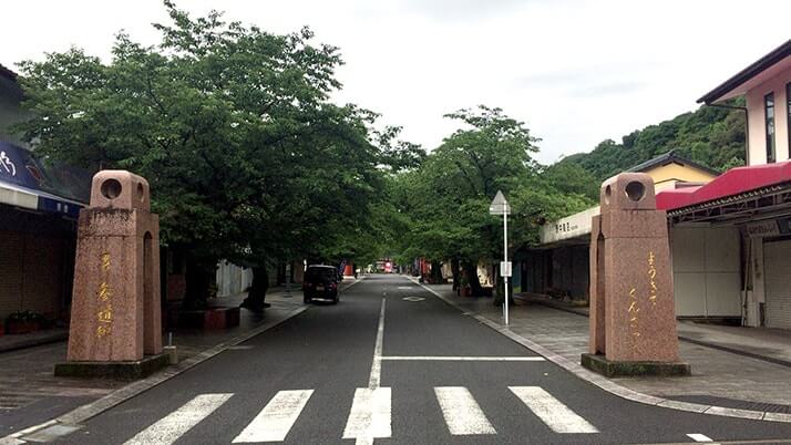 佐賀県鹿島市にある祐徳稲荷神社へ｜無料駐車場や商店街について