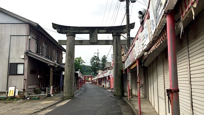 佐賀県鹿島市にある祐徳稲荷神社へ｜無料駐車場や商店街について