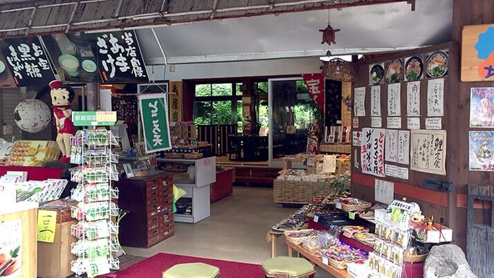 佐賀県鹿島市にある祐徳稲荷神社へ｜無料駐車場や商店街について