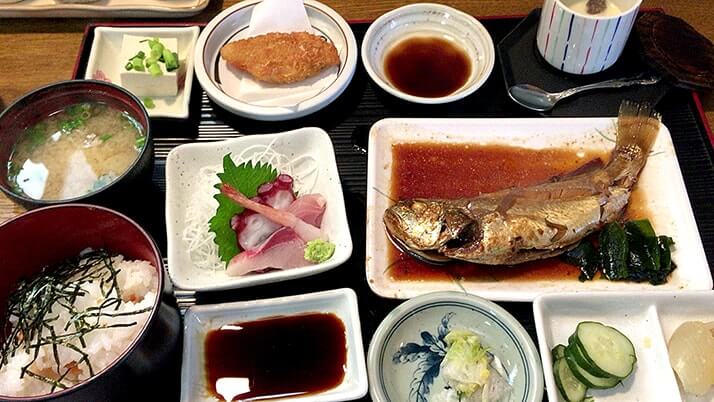 「ウオトシ御食事処」で絶品定食ランチ！煮付けの魚は…グチ？【広島三原旅】