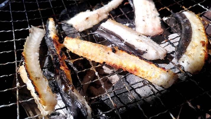 釣ったアナゴで煮穴子と白焼きのあいのせ重!ショウジンガニとカワハギの味噌汁も 釣ったアナゴで煮穴子と白焼きのあいのせ重!ショウジンガニとカワハギの味噌汁も