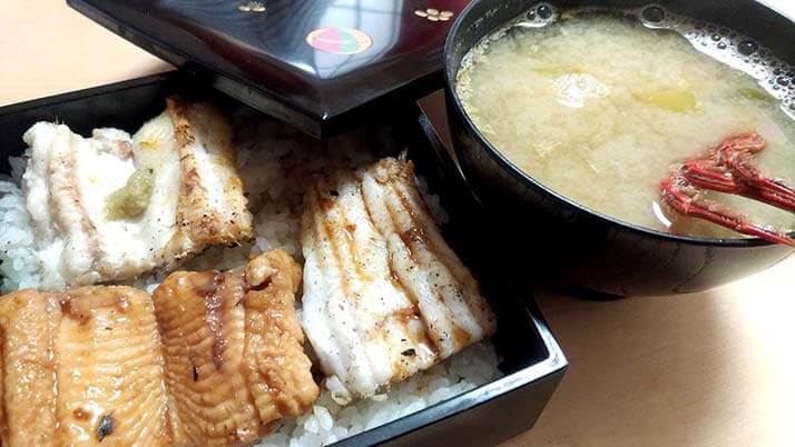 釣ったアナゴで煮穴子と白焼きのあいのせ重!ショウジンガニとカワハギの味噌汁も 釣ったアナゴで煮穴子と白焼きのあいのせ重!ショウジンガニとカワハギの味噌汁も