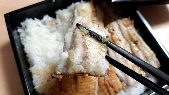釣ったアナゴで煮穴子と白焼きのあいのせ重!ショウジンガニとカワハギの味噌汁も 釣ったアナゴで煮穴子と白焼きのあいのせ重!ショウジンガニとカワハギの味噌汁も